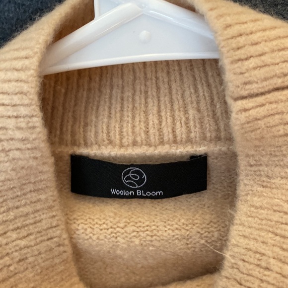 Woolen Bloom Size Medium Camel sweater - Picture 2 of 3